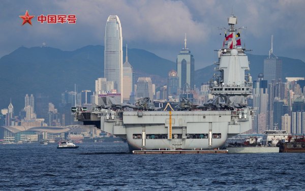 钱龙配资 从“小木船”到“大军舰”！山东舰访港，老英雄一句话感动无数人
